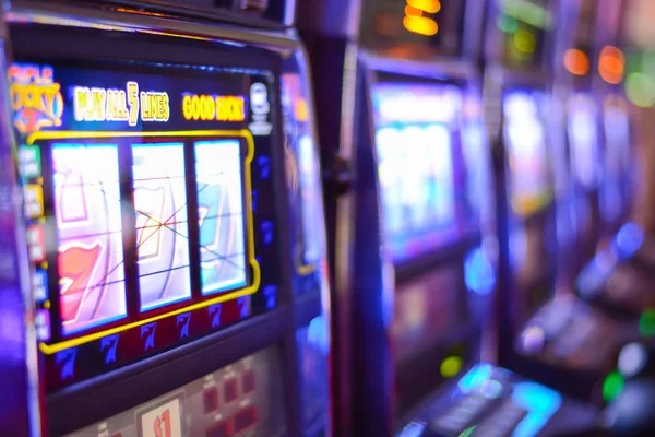 Starburst slot reels showing expanding wild gem feature on sidney keluar